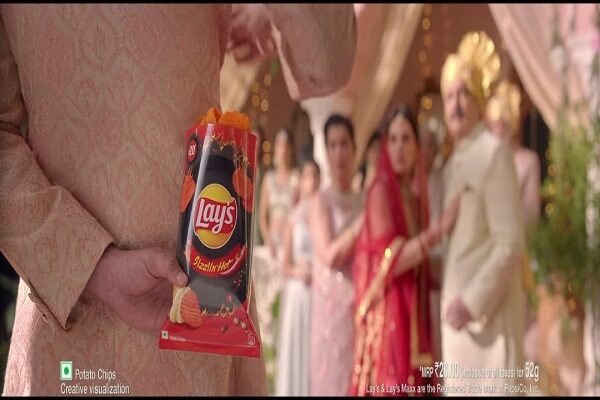 Ranbir and Radhika tasted Lay’s Sizzlin Hot : New Commercial Film Is Funny