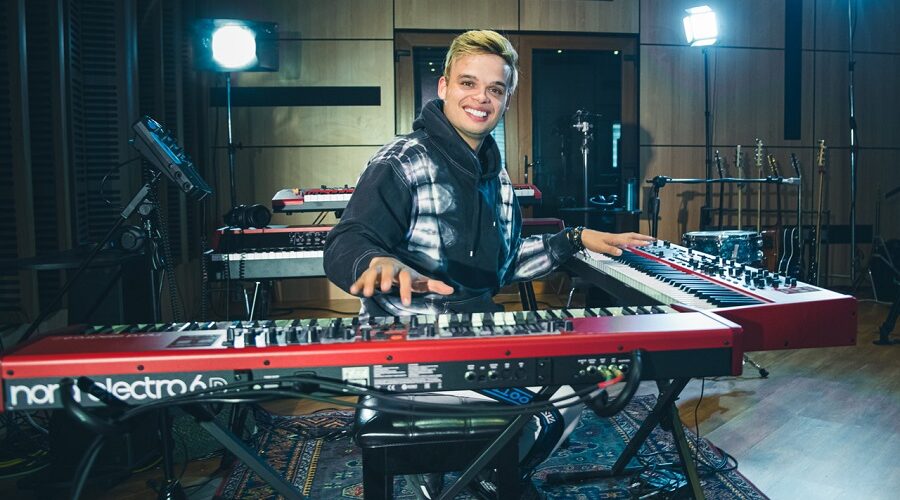 World-famous Pianist Jesus Molina Creative