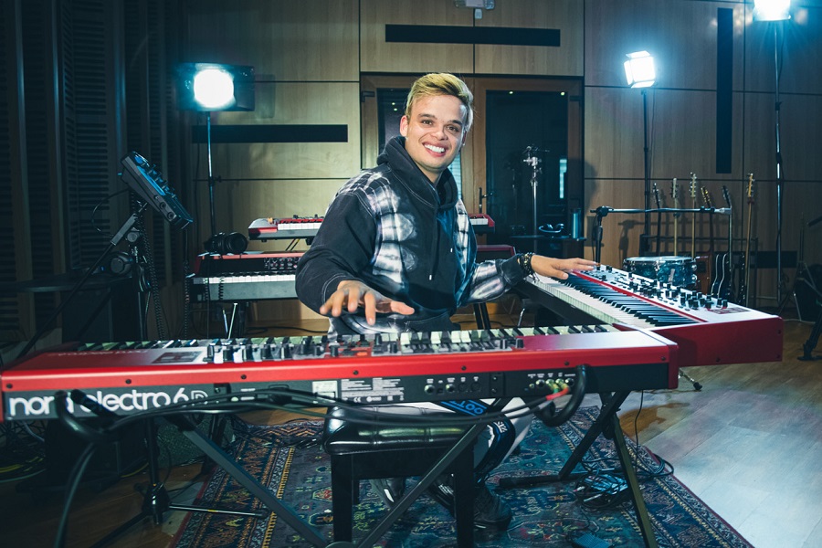 World-famous Pianist Jesus Molina Creative